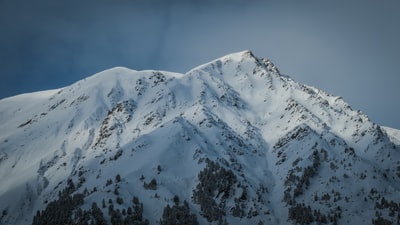 白天被雪覆盖的山